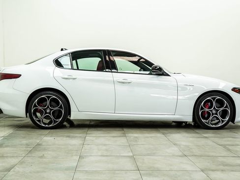 Used 2023 Alfa Romeo Giulia Veloce AWD/4WD image 10