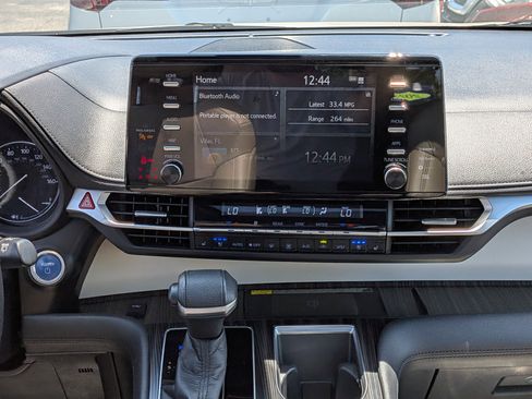 Used 2021 Toyota Sienna Limited FWD image 21