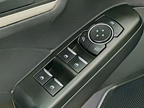 Used 2022 Ford Escape SE w/ SE Sport Appearance Package image 19