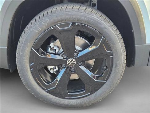 New 2026 Volkswagen Taos SE image 10