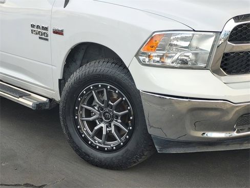 Used 2019 RAM 1500 Classic SLT w/ Luxury Group image 3