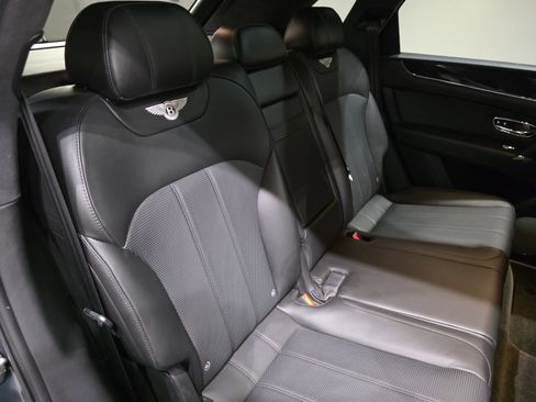 Used 2019 Bentley Bentayga image 24