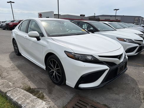 Used 2023 Toyota Camry SE w/ Cold Weather Package FWD image 2