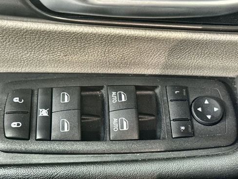 Used 2024 Chrysler Pacifica Touring-L image 23