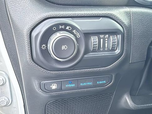 Used 2022 Jeep Wrangler Unlimited Sahara AWD/4WD image 15