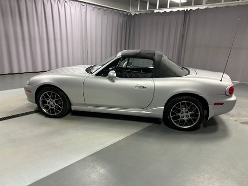 Used 2004 MAZDA MX-5 Miata w/ Cloth Azure Blue Pkg image 4