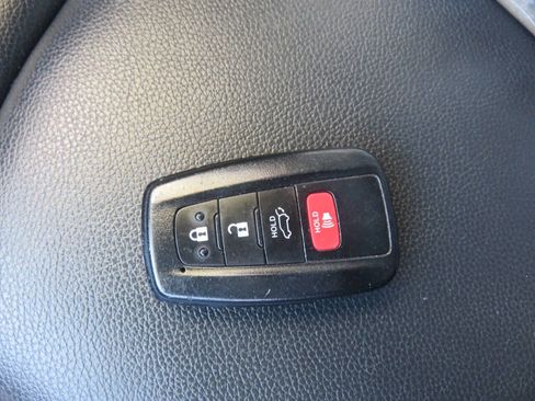 Used 2020 Toyota Highlander XLE AWD/4WD image 38