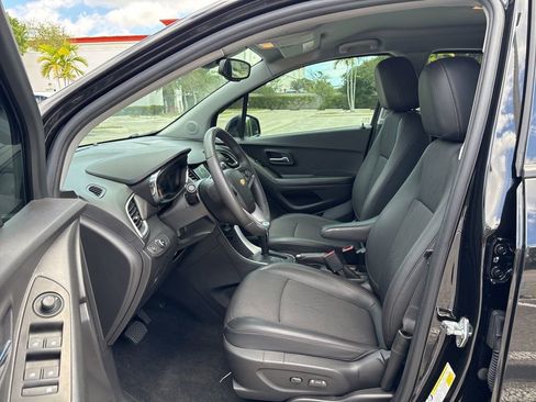 Used 2022 Chevrolet Trax LT w/ Midnight Edition FWD image 11