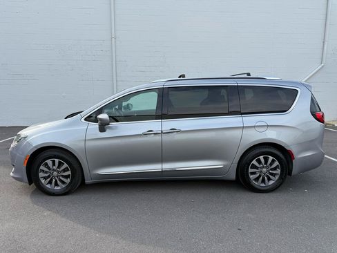 Used 2019 Chrysler Pacifica Touring-L FWD image 9