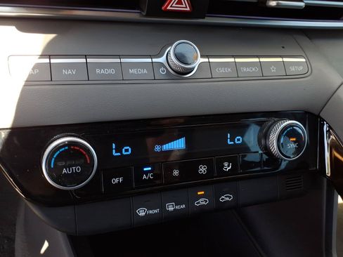 Certified 2024 Hyundai Elantra Blue FWD image 23