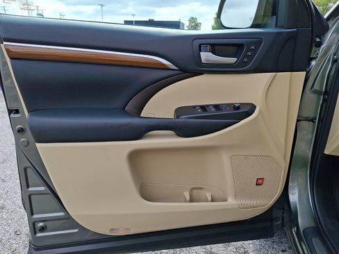 Used 2017 Toyota Highlander Limited Platinum AWD/4WD image 16