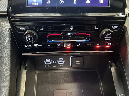 Used 2024 Jeep Grand Cherokee Laredo w/ Luxury Tech Group I AWD/4WD image 16