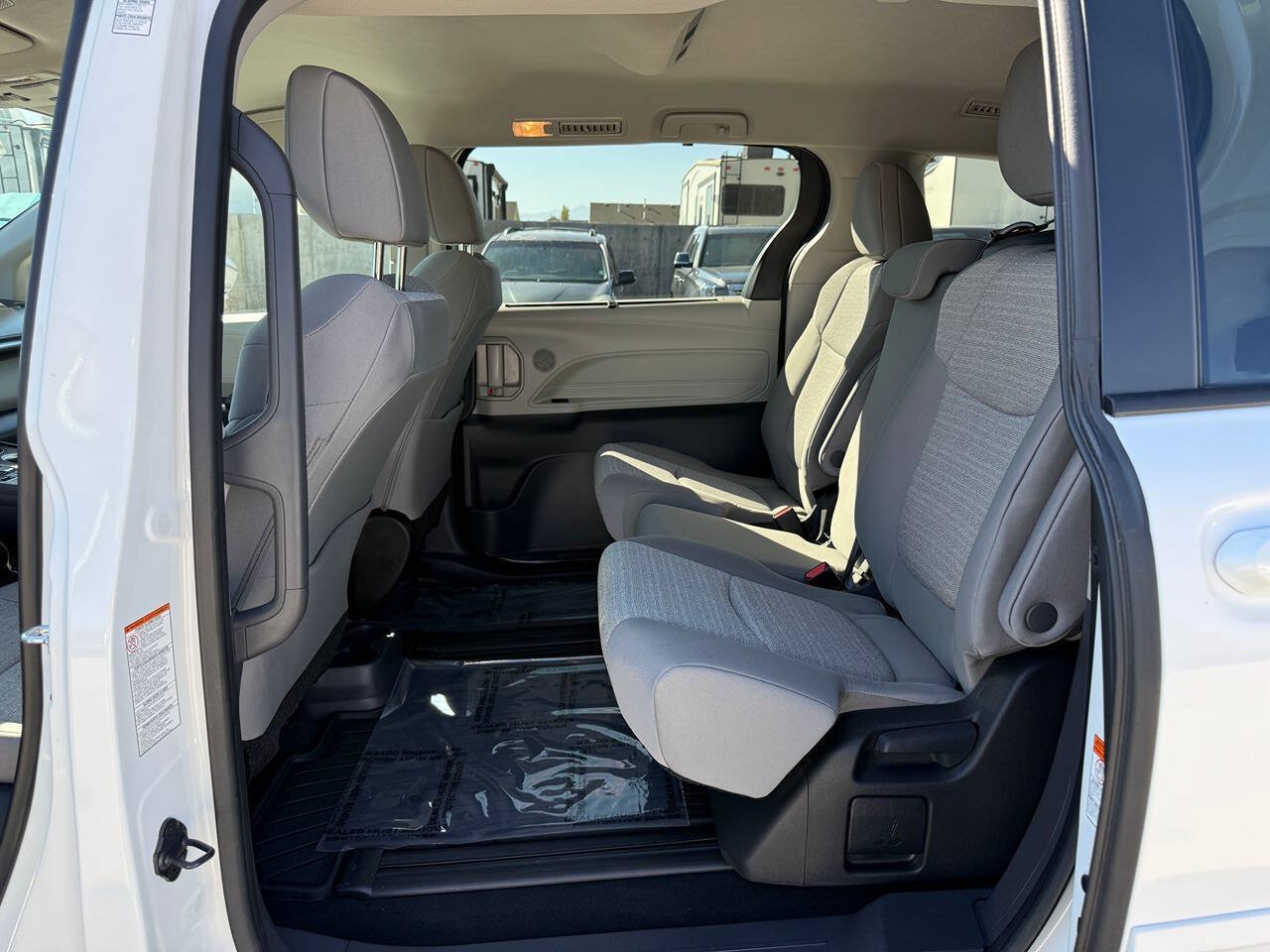 Used 2024 Toyota Sienna LE AWD/4WD image 18