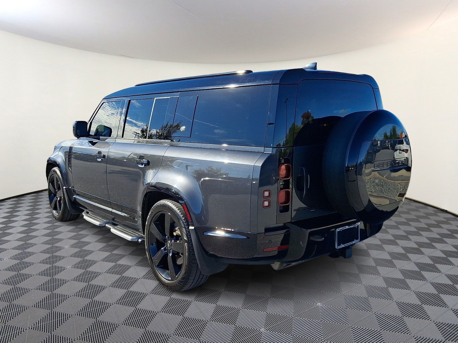 Used 2023 Land Rover Defender 130 X-Dynamic SE AWD/4WD image 2