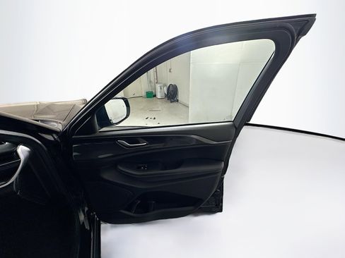 Used 2023 Jeep Grand Cherokee L Laredo RWD image 33