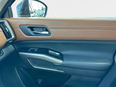 Used 2022 Nissan Pathfinder Platinum image 26