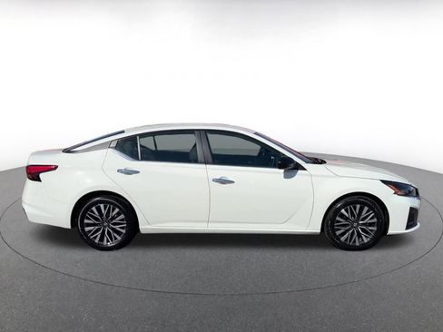 Used 2025 Nissan Altima 2.5 SV FWD image 16