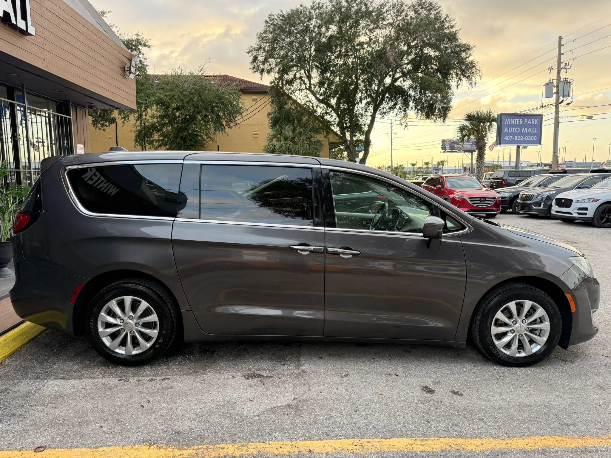 Used 2018 Chrysler Pacifica Touring Plus FWD image 4