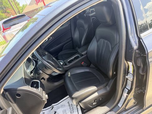 Used 2017 Chrysler 200 Limited Platinum w/ Comfort & Convenience Group FWD image 12