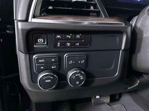 Used 2025 Chevrolet Suburban LT AWD/4WD image 18