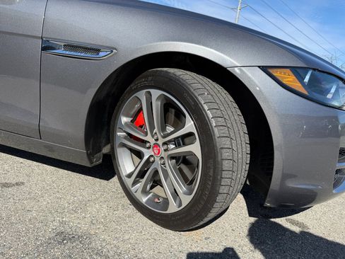 Used 2017 Jaguar XE Premium image 30