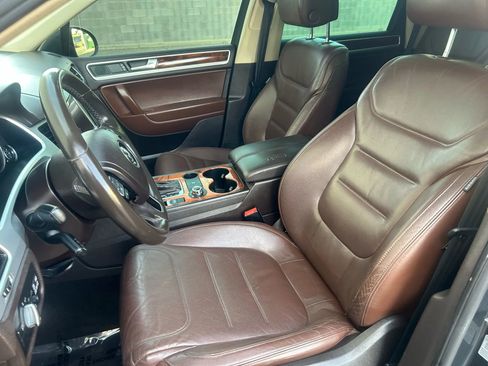 Used 2012 Volkswagen Touareg TDI image 12