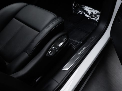 Certified 2026 Porsche Macan AWD/4WD image 39