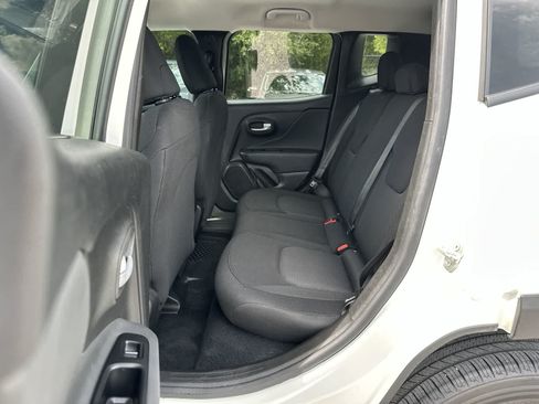 Used 2023 Jeep Renegade Latitude AWD/4WD image 4