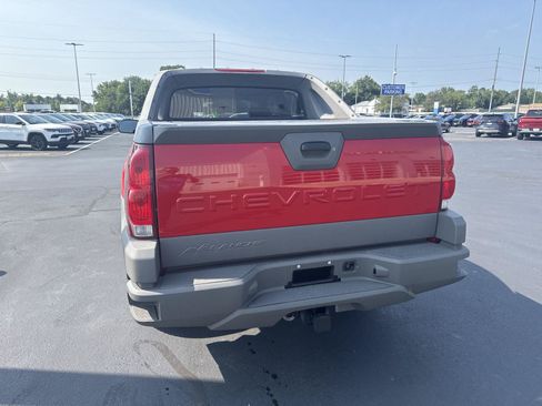 Used 2002 Chevrolet Avalanche 4x4 w/ Off-Road Suspension Pkg image 3