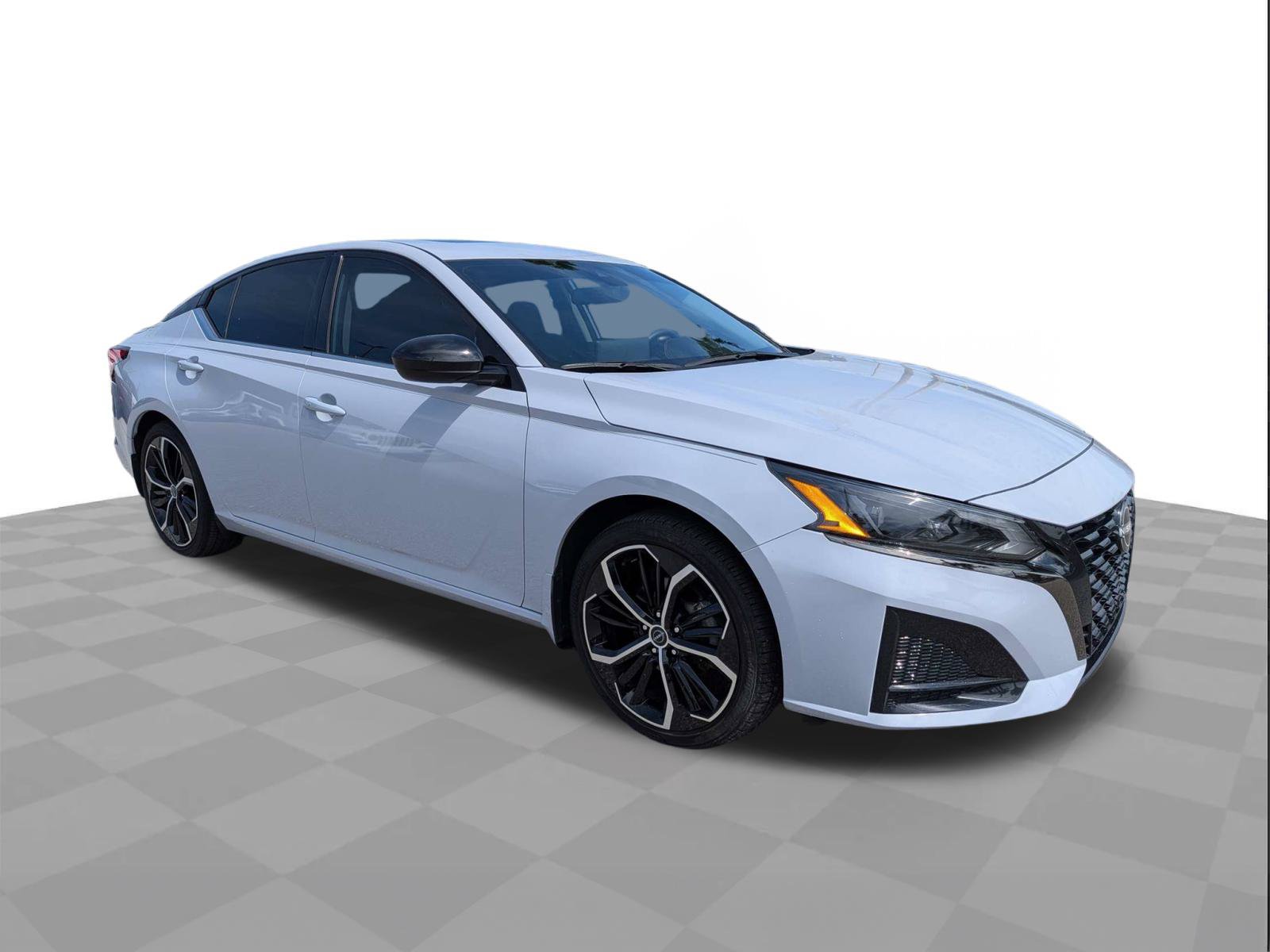 Used 2024 Nissan Altima 2.5 SR w/ SR Premium Package FWD image 2