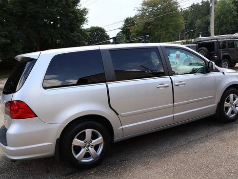 Used 2010 Volkswagen Routan SE FWD image 10