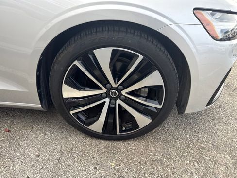 Used 2022 Volvo S60 B5 Momentum FWD image 3
