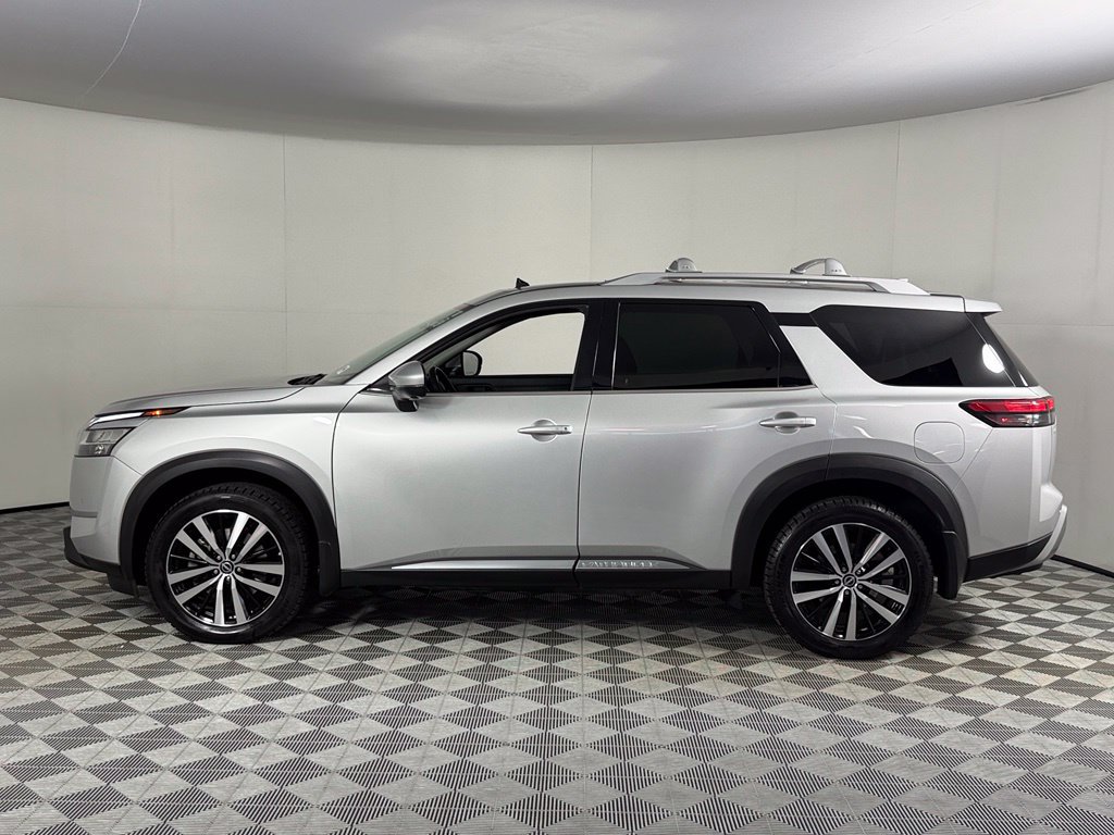Used 2024 Nissan Pathfinder Platinum AWD/4WD image 11