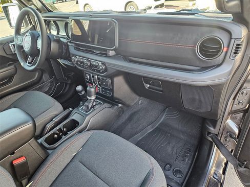 Certified 2025 Jeep Gladiator Rubicon w/ Convenience Group image 39