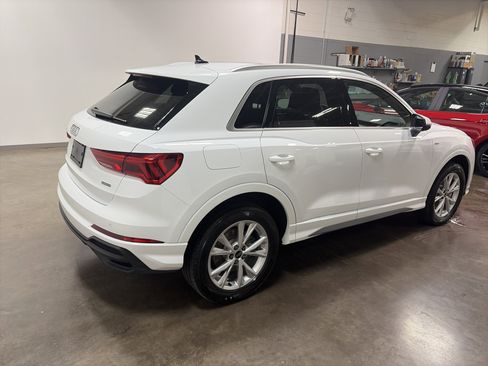 Used 2025 Audi Q3 2.0T Premium image 3
