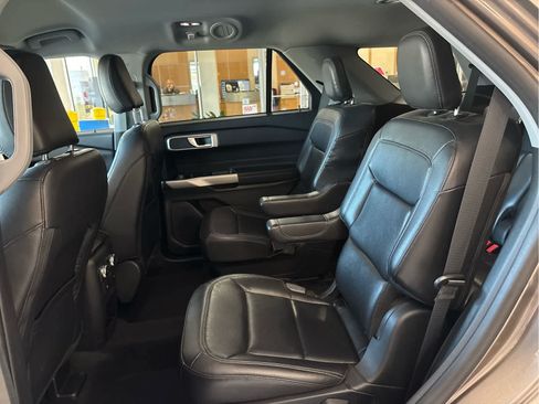 Used 2021 Ford Explorer XLT w/ Equipment Group 202A AWD/4WD image 32