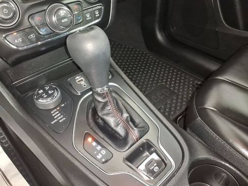 Used 2020 Jeep Cherokee Trailhawk w/ Cold Weather Group AWD/4WD image 23