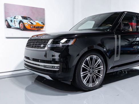 Used 2024 Land Rover Range Rover Long Wheelbase SE image 2