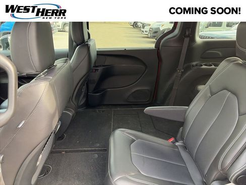 Used 2026 Chrysler Pacifica Select image 6