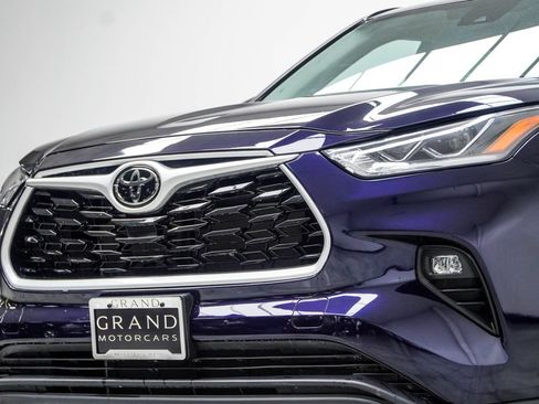 Used 2023 Toyota Highlander LE FWD image 2