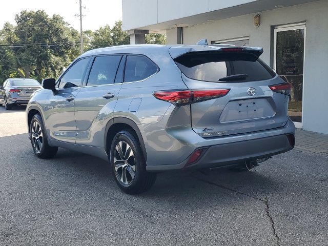 Used 2020 Toyota Highlander XLE FWD image 2