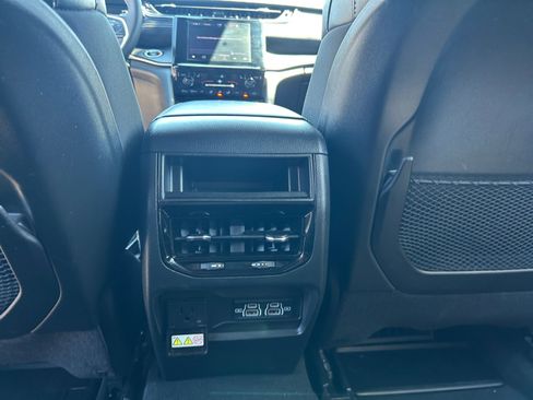 Used 2025 Jeep Grand Cherokee Altitude AWD/4WD image 30