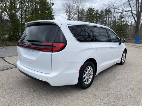 Used 2023 Chrysler Pacifica Touring-L FWD image 12