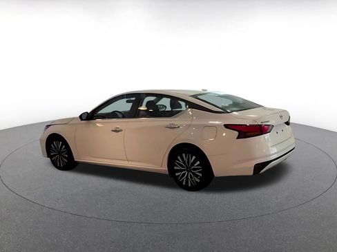 Used 2025 Nissan Altima 2.5 SV FWD image 13