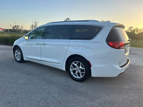 Used 2018 Chrysler Pacifica Touring-L Plus w/ Tire & Wheel Group FWD image 2