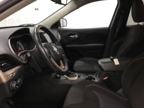 Used 2015 Jeep Cherokee Latitude w/ Cold Weather Group AWD/4WD image 5