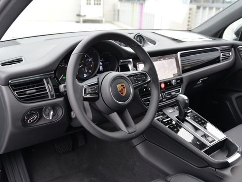 Certified 2026 Porsche Macan AWD/4WD image 4