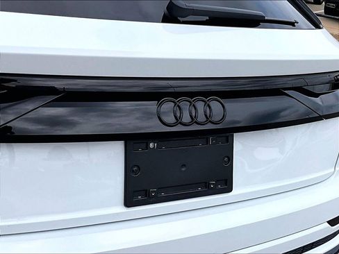 Used 2019 Audi Q8 Prestige w/ Luxury Package image 22