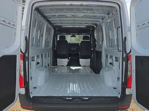 Used 2025 Mercedes-Benz Sprinter 2500 image 21