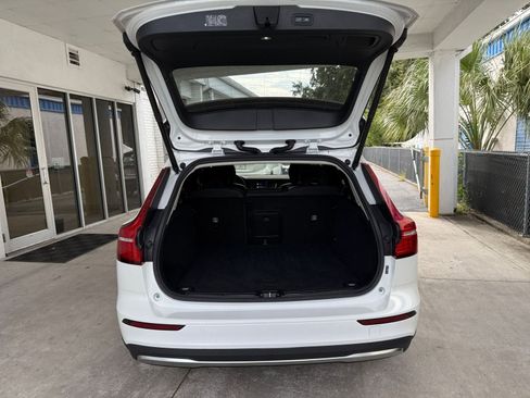 Used 2025 Volvo V60 B5 Cross Country Plus image 31